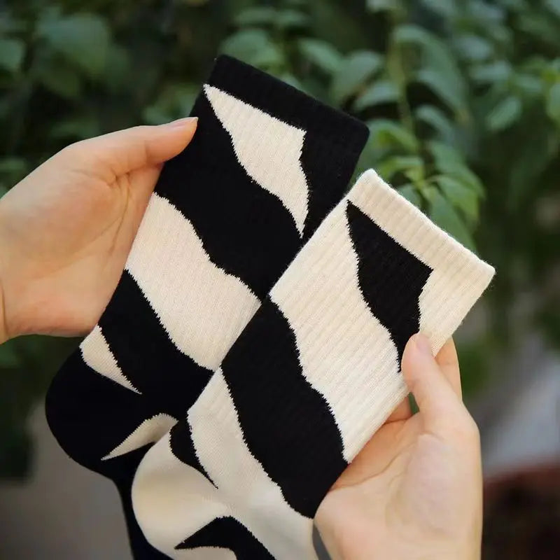 4 Pairs Of Fashionable, Soft, And Versatile Socks For Men And Women